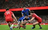 Le deuxième ligne français Charles Ollivon marque un essai contre le Pays de Galles lors du match du Tournoi des six nations samedi à Cardiff.