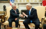 Poignée de main entre le président américain Donald Trump (d) et le roi Abdallah II de Jordanie lors d'une rencontre dans le Bureau ovale de la Maison Blanche, le 11 février 2025 à Washington