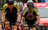 Le Britannique de Mitchelton Simon Yates (à droite), le 5 octobre 2020 sur le Giro d'Italie, en Sicile, avant son abandon pour un test positif au coronavirus