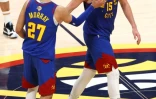 Nikola Jokic (d.) et Jamal Murray (g.), les stars des Denver Nuggets, après leur victoire (104-93) contre le Miami Heat dans le premier match des Finales NBA 2023, à Denver, le 1er juin 2023