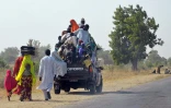 Des villageois fuient face aux attaques de Boko Haram le 6 février 2016 à Mairi près de Maiduguri 