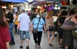La Péruvienne Zoila Lecarnaque Saavedra, récemment libérée après purgé plus de 8 ans de prison pour trafic de drogue, dans une rue de Hong Kong, le 9 mai 2022