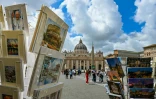Des cartes postales en vente devant la basilique, place Saint-Pierre au Vatican, le 5 mai 2025