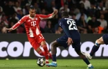 Michael Olise du Bayern Munich (G) lors de la demi-finale aller de Ligue des champions contre le Paris SG (défaite bavaroise 5-4), le 28 avril 2026 au Parc des Princes