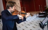 Le violoniste français Renaud Capuçon joue accompagné par un orchestre grâce à l'application NomadPlay, le 16 avril 2019 à Aix-en-Provence