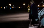 La candidate démocrate Hillary Clinton descend de son avion de campagne à l'aéroport de Cleveland, le 6 novembre 2016 dans l'Ohio