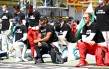 Des pilotes de F1, dont le Britannique Lewis Hamilton (c), genou Ă terre en soutien Ă la lutte contre le racisme, avant le GP d'Autriche, Ă Spielberg, le 5 juillet 2020