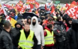 Des personnes manifestent contre la réforme des retraites, à Saint-Herblain près de Nantes le 12 décembre 2019