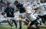 Le joueur de Bayonne Antoine Battut (c) avec le ballon lors de la victoire contre Brive 21-19 et l'accession au Top 14 le 26 mai 2019 à Pau