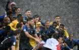 Le capitaine de l'équipe de France Hugo Lloris soulÚve la Coupe du Monde, aprÚs la victoire des Bleus 4-2 face à la Croatie en finale, le 15 juillet 2018 à Moscou