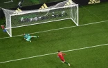 La star portugaise Cristiano Ronaldo prend à contrepied David De Gea, sur le premier de ses trois buts contre l'Espagne à Sotchi, le 15 juin 2018