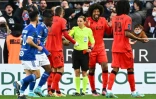 Le défenseur brésilien de Nice Dante (2e d) est exclu par l'arbitre Stéphanie Frappart, lors de la 26e journée de Ligue 1 contre Strasbourg, le 26 février 2022 au Stade de La Meinau