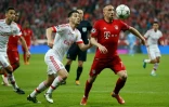 Franck Ribéry (Bayern Munich) à la lutte avec le Benfiquiste Pizzi en Ligue des champions à l'Allianz Arena, le 5 avril 2016