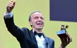Le réalisateur et acteur Roberto Benigni recevant un Lion d'or d'honneur à la 78e Mostra, à Venise le 1er septembre 2021