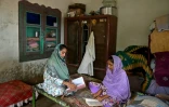 Durga Prem (g), étudiante en ingénierie informatique et sa soeur Mumta, chez elle à Badin, dans la province du Sindh, le 15 juillet 2025 au Pakistan