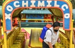 Opération de désinfection aux jardins flottants de Xochimilco, l'une des principales attractions touristiques de Mexico, lors de leur réouverture, le 21 août 2020
