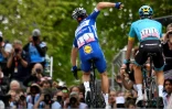 Le Français Julian Alaphilippe (gauche) remporte la Flèche wallonne devant le Danois Jakob Fuglsang au sommet du mur de Huy, en Belgique, le 24 avril 2019