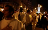 Des fidèles et des religieux se dirigent vers la cathédrale Notre-Dame de Paris pour le retour de la célèbre statue la Vierge à l'Enfant, le 15 novembre 2024