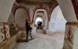 Des touristes européens visitent l'oasis de Ghadames, en Libye, le 19 octobre 2021