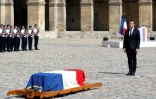 Emmanuel Macron, debout devant le cercueil de Simone Veil, dans la cour des Invalides, le 5 juillet 2017