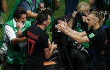 Explosion de joie dans le camp croate après le deuxième but de Mario Mandzukic (g) contre l'Angleterre en prolongation de la demi-finale, le 11 juillet 2018 à Moscou  