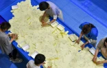 Opérations de dépouillement après les élections sénatoriales, à Tokyo le 10 juillet 2022