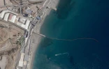 Cette photographie satellite, prise le 2 août 2026 et diffusée par Planet Labs PBC, montre la ligne de flottaison marquant la frontière maritime entre l'Espagne et le Maroc au large de l'enclave espagnole de Ceuta, en Afrique du Nord