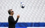 Le sélectionneur des Bleus Fabien Galthié lors d'un entraînement sur la pelouse du Stade de France, le 13 octobre 2023 à Saint-Denis
