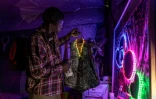 Le créateur de mode Pius Ochieng avec une de ses productions d'inspiration dystopique, dans son studio au quartier Kibera à Nairobi, le 25 septembre 2023