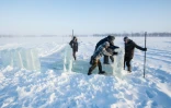 Dans le village d'Oï en Iakoutie (Russie), des villageois en quête de blocs de glace, le 27 novembre 2018