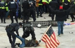 Policiers et manifestants lors de l'assaut du Capitole à Washington le 6 janvier 2021