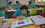 Une sud-coréenne colorie un dessin à Suncheon, 320 km au sud de Séoul, le 14 mai 2019