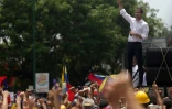 L'opposant Juan Guaido saluant ses partisans à Caracas le 2 mai 2019