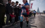 Les participants au marathon de Pyongyang saluent les spectateurs le 9 avril 2017