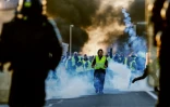 Des manifestants dispersés à coups de gaz lacrymogène par les gendarmes à Caen, le 18 novembre 2018