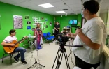 Marie-Hélène Petit (2eG), éducatrice en milieu hospitalier présente une émission télé participative au sein de l'hôpital pour enfants de Nancy, le 16 septembre 2025 à Vandoeuvre-lès-Nancy, en  Meurthe-et-Moselle