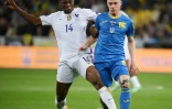 Le jeune milieu français Aurélien Tchouaméni (g) à la lutte avec celui de l'Ukraine Viktor Tsygankov lors des qualifs du Mondial-2022 à Kiev, le 4 septembre 2021 