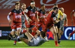 Le pilier toulonnais Jean-Baptiste Gros tente d'échapper à un plaquage d'un joueur du club anglais des Sale Sharks, lors de leur match de Coupe d'Europe, le 12 décembre 2020 au stade Mayol