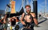 Le skipper néerlandais Mark Slats s'apprête à plonger pour  inspecter la coque de son bateau avant un tour du monde en solitaire, le 30 juin 2018 aux Sables d'Olonne  