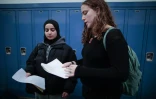 Rawda Elbatrawish (g) et Liora Pelavin préparent des dépliants au au lycée de Teaneck, le 19 janvier 2024 dans le New Jersey