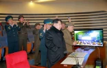 Photo fournie le 7 février 2016 par l'agence officielle nord-coréenne Kcna montrant Le leader nord-coréen Kim Jong-Un assistant, dans un endroit non précisé, au lancement d'une fusée emportant un satellite