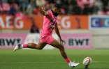 Le demi d'ouverture du Stade Français Zack Henry face aux perches lors du match de Top 14 contre le Castres Olympique au stade Jean-Bouin le 7 juin 2025 à Paris 