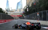 Le Néerlandais Max Verstappen, au volant de sa Red Bull, lors de la seconde séance d'essais libres du Grand Prix d'Azerbaïdjan, le 10 juin 2022 dans les rues de Bakou