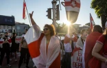 Des membres de la diaspora bélarusse en Pologne manifestent devant l'ambassade du Bélarus à Varsovie, pour célébrer le 1er anniversaire de la contestation anti-Loukachenko, le 8 août 2021