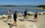 D'anciens militaires français traités dans la maison "Athos" à Toulon, font un jogging en bord de mer le 27 mai 2021
