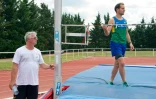 Le perchiste Renaud Lavillenie (d) avec son entraîneur Philippe Dencausse (g) lors d'une séance d'entraînement à Aubière près de Clermont-Ferrand, le 25 juillet 2016