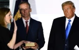 La juge Amy Coney Barrett prête serment en présence du président maéricain Donald Trump, le 26 octobre 2020 à la Maison Blanche, à Washington  