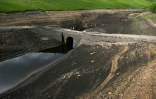 Un pont immergé apparu après la baisse du niveau de l'eau du réservoir de Baitings, près de Ripponden, dans le nord de l'Angleterre, le 16 juillet 2025