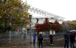 Un agent de la police municipale le 17 octobre 2022 devant l'école Georges Brassens à Paris, où étudiait Lola