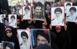 Des enfants de membres du Hezbollah brandissent des portraits du leader du mouvement chiite libanais Hassan Nasrallah et du guide suprême iranien, l'ayatollah Ali Khamenei, lors d'une procession après la cérémonie de l'Achoura à Nabatiyeh, dans le sud du Liban, le 4 octobre 2017